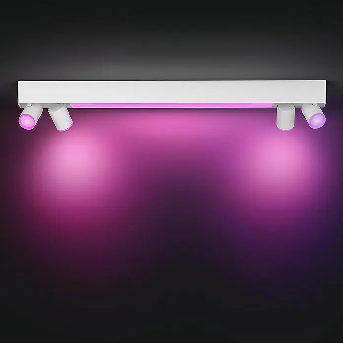Philips Hue LED-Deckenstrahler White & Color Ambiance Centris - 42,1 W, L x B x H: 8,5 x 99 x 12,7 cm, Weiß, RGBW, 5 Stk. - Eine weiße Deckenleuchte mit vier Strahlern beleuchtet den Raum in violettem Licht. Das moderne Design sorgt für stimmungsvolle Akzente.