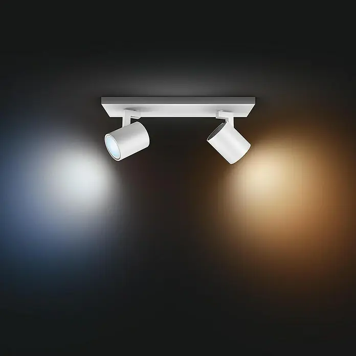 Philips Hue LED-Deckenstrahler White Ambiance Runner - 8,4 W, L x B x H: 8,9 x 30,5 x 10,9 cm, Weiß, Mehrfarbig, 2 Stk. - Weisse Deckenleuchte mit zwei Strahlern, die unterschiedliche Lichtfarben auf eine dunkle Oberfläche werfen.