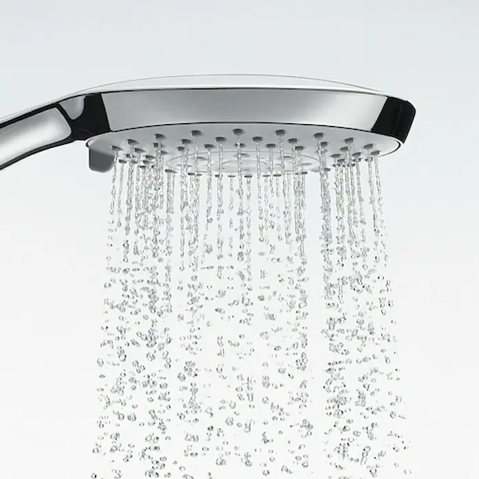 Roca Teleducha Sensum - Número de funciones: 4 ud., Cromo - Un moderno cabezal de ducha cromado en funcionamiento, con chorros de agua que caen en cascada. Elegante y funcional para una ducha refrescante.