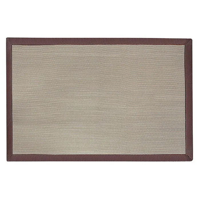 Alfombra de vinilo Living Sisal - Marrón, 230 x 160 cm - Primer plano de un mantel individual rectangular con borde marrón y textura tejida.