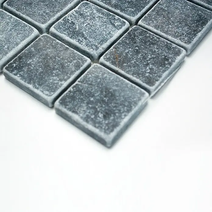 Mosaikfliese XNT 46628 - 30,5 x 30,5 cm, Schwarz, Matt - Nahaufnahme von grauen quadratischen Mosaikfliesen mit unebener Oberfläche. Ideal für Badezimmer, Küche oder als dekoratives Element.