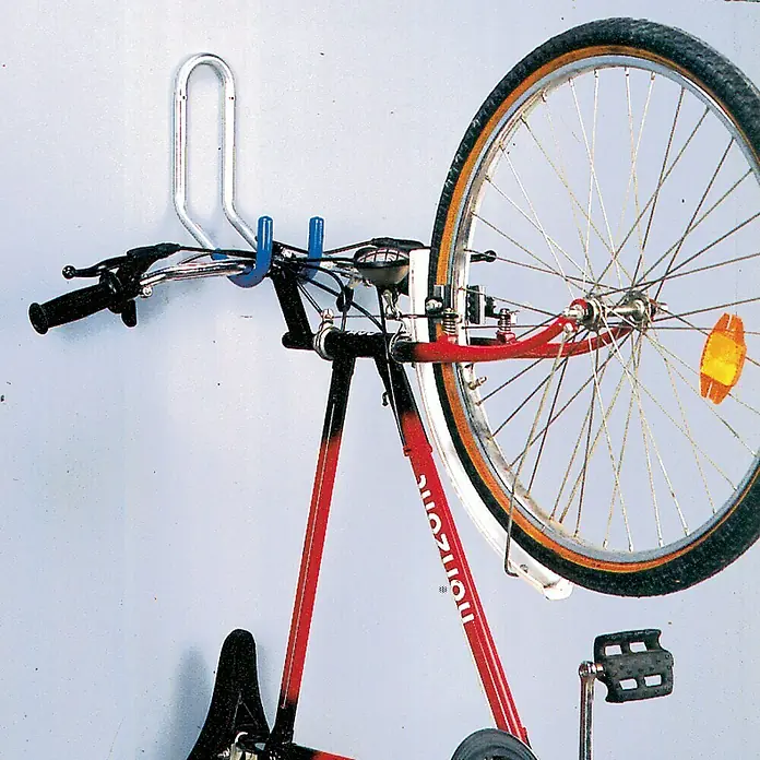 Mottez Gancho de pared para bicicletas - Diámetro: 16 mm, Acero, Plateado - La imagen muestra un portabicicletas de pared que sostiene una bicicleta, mostrando el accesorio práctico para ahorrar espacio.