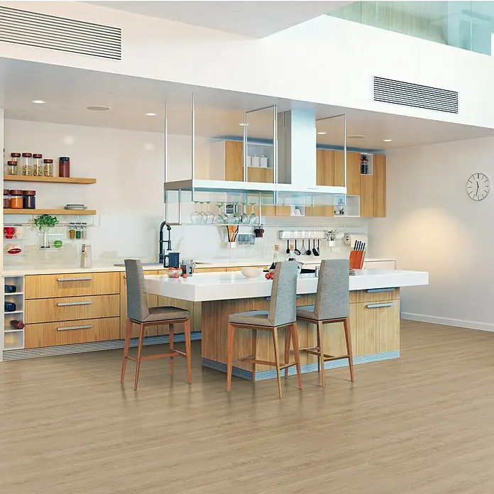 Vinylbodenmuster Sly XL Bristol Oak - 280 x 160 x 7,5 mm, Landhausdiele - Ein modernes Küchendesign mit einer Insel, Barhockern und einem hellen Holzboden, der eine warme und einladende Atmosphäre schafft.