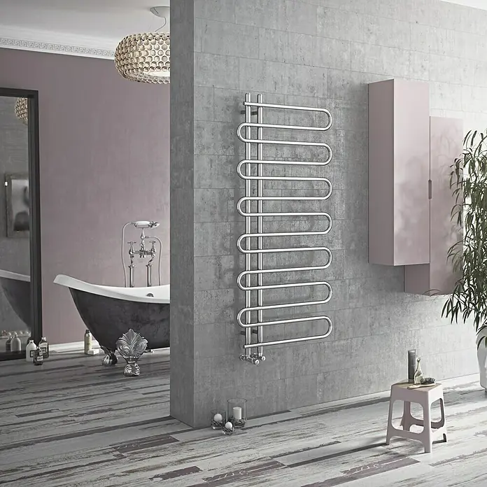 Ximax Designheizkörper C8 - B x H: 600 x 1.400 mm, Wärmeleistung bei Vorlauftemperatur von 75 °C (D: 50): 354 W - Elegantes Badezimmer mit einem modernen, silbernen Handtuchwärmer, der stilvoll an der Wand montiert ist und für warme Handtücher sorgt.
