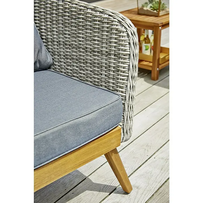 Sunfun Ersatzkissen - 10 Stk., Passend für: Sunfun Loungemöbel-Set Sina - Detailansicht eines grauen Outdoor-Sessels mit hellbraunem Holzrahmen und einem kleinen Beistelltisch im Hintergrund.
