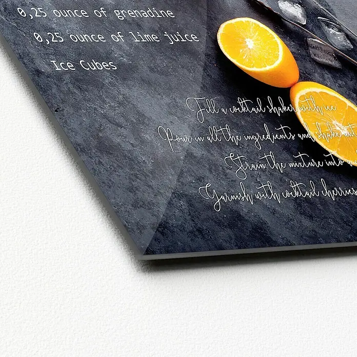 ProArt Glasbild - Orange, B x H: 20 x 20 cm - Ein Cocktailrezept auf einer modernen Glasplatte mit Zutaten wie Grenadine, Limettensaft, Eiswürfeln und Orangenscheiben.