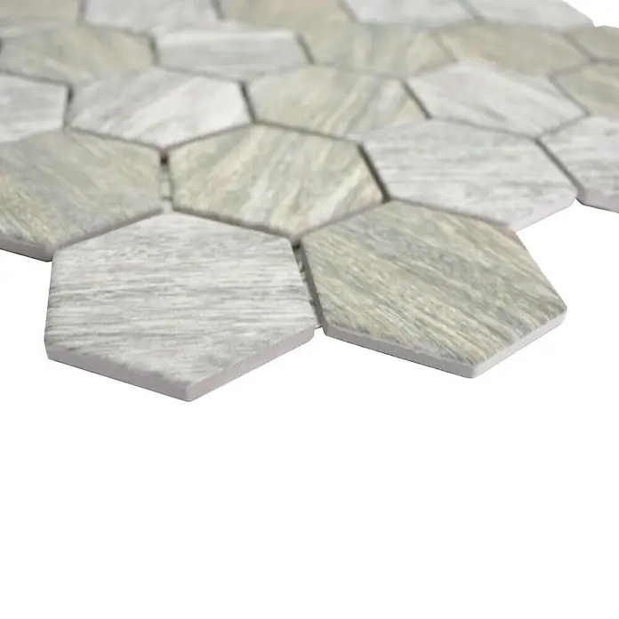 Mosaikfliese Hexagon HX CURIO HG - 32,5 x 28,1 cm, Grau, Matt - Nahaufnahme von sechseckigen Holzstrukturfliesen mit grau-beigen Farbtönen, ideal für moderne Boden- und Wandgestaltungen.