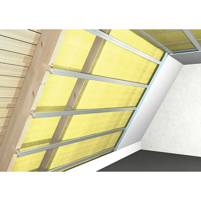 Probau CD-Deckenprofil4.000 x 60 x 27 mm, Stahl - Ein Dachboden mit Holzsparren, Dämmwolle und Metallschienen für den Innenausbau. Optimal für Wärme- und Schallschutz im Haus.