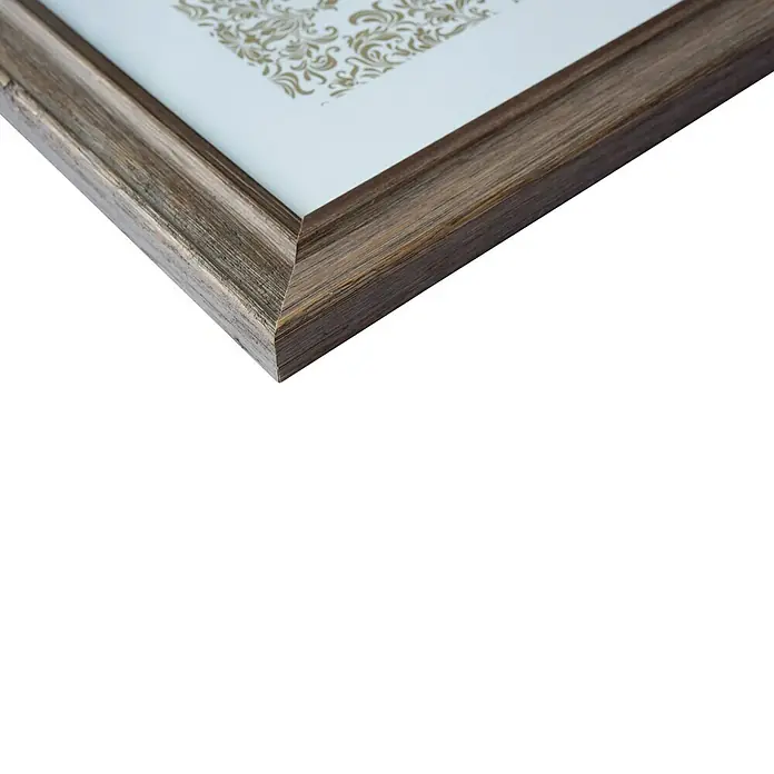 Accent Holzrahmen Vintage - 30 x 40 cm, Braun - Nahaufnahme eines braunen Bilderrahmens mit dekorativem Muster, der auf einem schwarzen Hintergrund liegt.