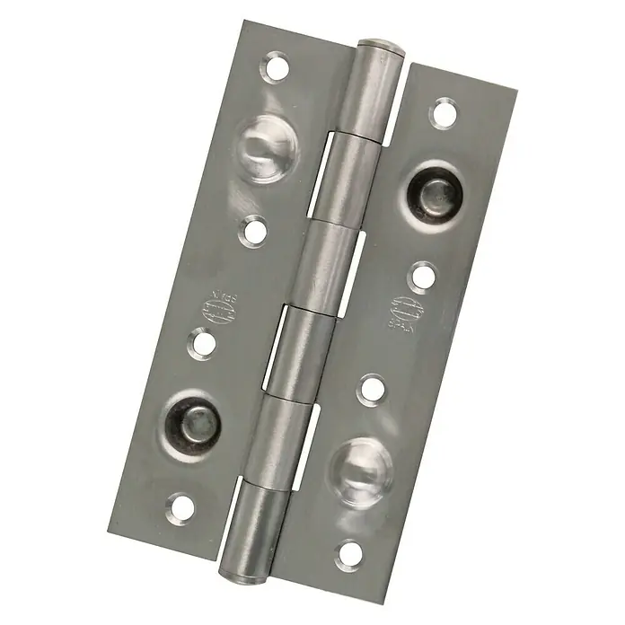 Bisagra mod. 565 - 150 x 80 x 3 mm, Acero inoxidable - Primer plano de una bisagra de puerta de metal con bordes redondeados y orificios para tornillos, ideal para instalaciones robustas.