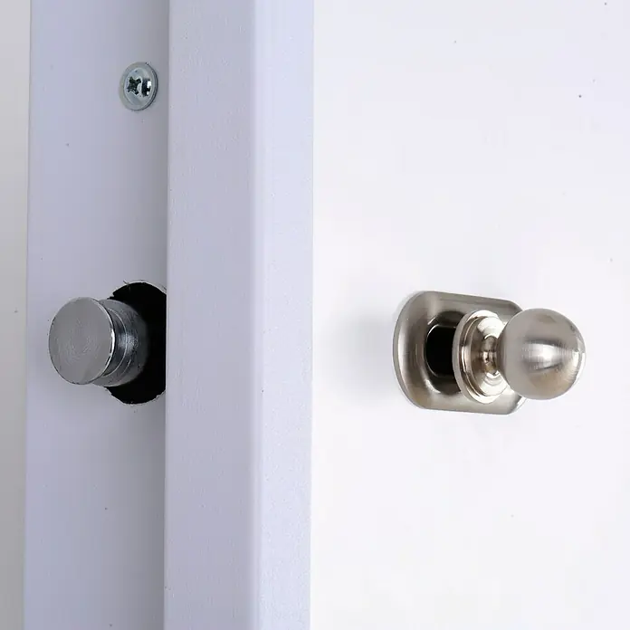 SegureStil Puerta de entrada exterior VH500 Serie V - 90 x 207 cm, Izquierda, Blanco, Acorazada - Primer plano de un armario con pomo y mecanismo de cierre. La atención se centra en los herrajes metálicos y la superficie blanca.