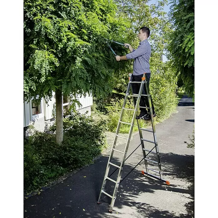 Krause Escalera multiusos - Altura de trabajo: 5,25 m, Número de peldaños: 18 ud., Carga soportada: 150 kg, Aluminio - Un hombre en una escalera multiposición plateada recorta un árbol con tijeras, mostrando su utilidad exterior.