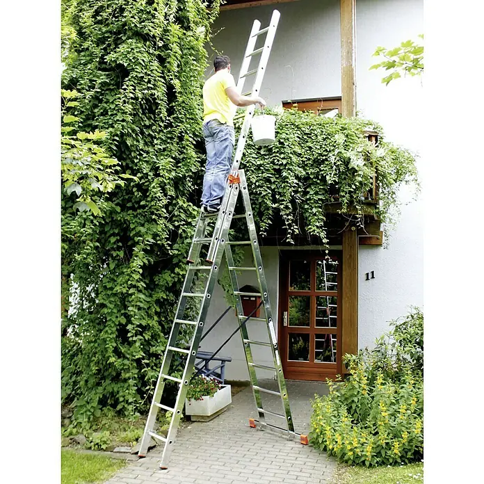 Krause Monto Mehrzweckleiter Tribilo - Arbeitshöhe: 7,65 m, Anzahl Tritte: 30 Stk., Belastbarkeit: 150 kg, Aluminium - Mann auf einer Mehrzweckleiter vor einem Haus.