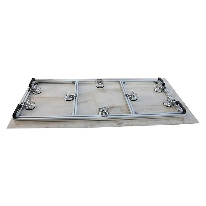 Heka Plattenheber - Geeignet für: Platten bis 250 x 130 cm - Die Abbildung zeigt einen Plattenheber mit Saugnäpfen und Aluminiumrahmen auf einer Marmorplatte. Er erleichtert das sichere Heben großer Fliesen.
