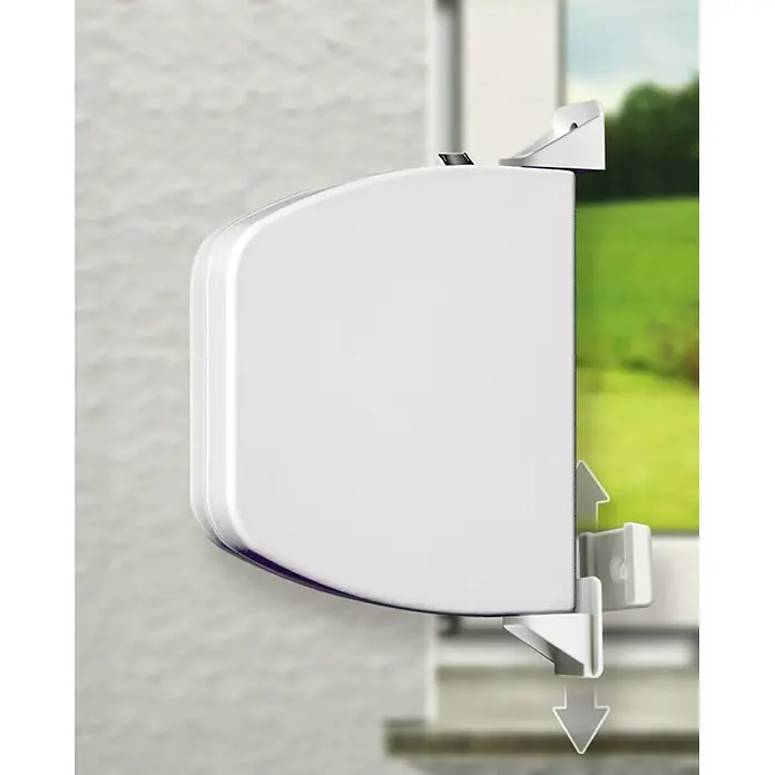Schellenberg Recogedor de cinta de persiana 50140 - Anchura de la correa: 14 mm, Giratorio 180°, Blanco - Imagen de un estor lateral con carcasa blanca y elementos de fijación, delante de una ventana que muestra un paisaje verde.