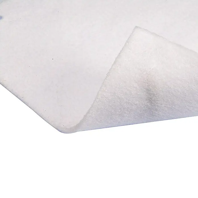 Oase Teich-Schutzvlies Meterware - Breite: 2 m - Nahaufnahme eines flauschigen, weißen Vliesstoffes, der sich leicht einrollt und seine weiche Textur betont. Ideal für Bastelarbeiten oder als Füllmaterial.