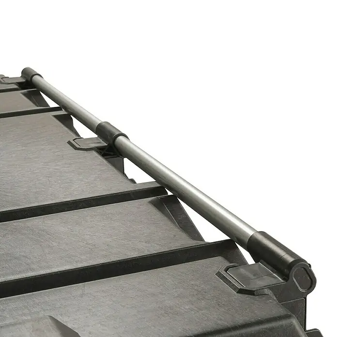 Stanley FatMax Caja profesional con ruedas SFM - L x An x Al: 99 x 62 x 59 cm, Capacidad volumétrica: 240 l, No incluye herramientas - Primer plano de una caja de almacenamiento para exteriores gris con una barra plateada en la tapa, perfecta para soluciones de almacenamiento en el jardín.