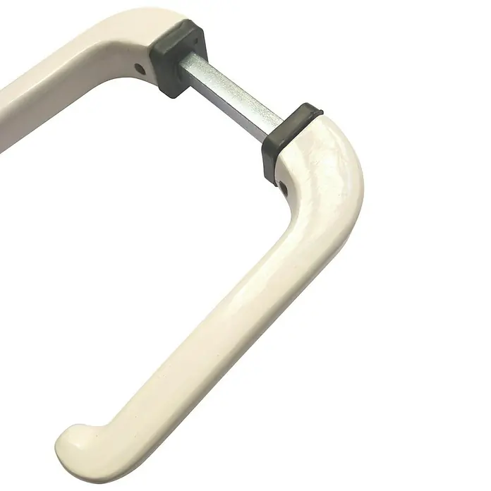 Manilla para ventana Balcon - Blanco - Primer plano de un tirador de puerta de metal blanco con conectores de goma negra y una barra de metal plateada.