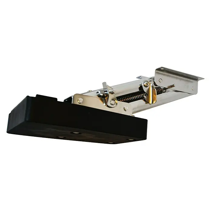 Soporte motor basculante - Negro, Apto para: Motores fuerborda, Acero inoxidable - La imagen muestra un peldaño de escalera de barco negro con un soporte de acero inoxidable. Este producto es ideal para acceder de forma segura a tu barco.