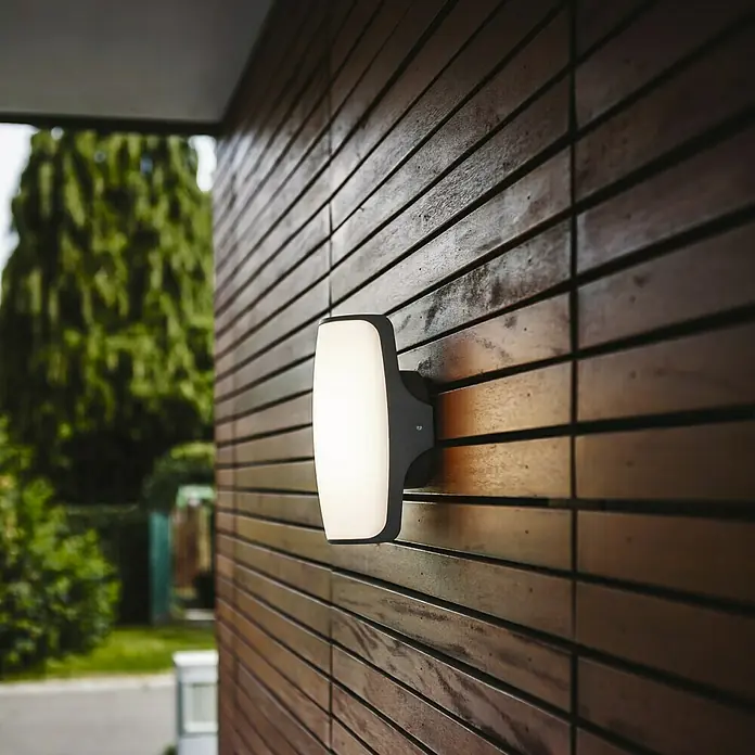 Lutec Aplique exterior LED Seco - 13 W, 10,5 x 13,2 x 22,2 cm, Antracita/Blanco, IP54 - Lámpara de pared en una fachada de madera. El diseño sencillo de la lámpara proporciona una iluminación exterior moderna.