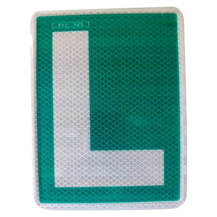 Rótulo V13 conductor novel - L x An: 19,5 x 15 cm - Señal verde con letra L blanca, indica un conductor novel, reflectante y muy visible.