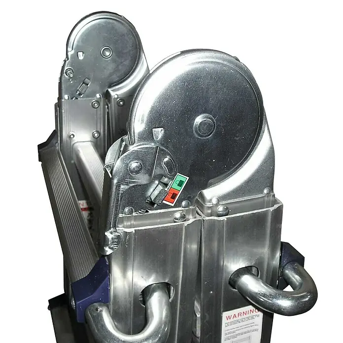 Escalera deslizante profesional - Número de peldaños: 16 ud., Altura de trabajo: 3,5 m, Carga soportada: 150 kg, Aluminio - Detalle de una escalera multifunción de aluminio con mecanismo de bloqueo de seguridad y etiquetas de advertencia. Ideal para bricolaje y usos profesionales.