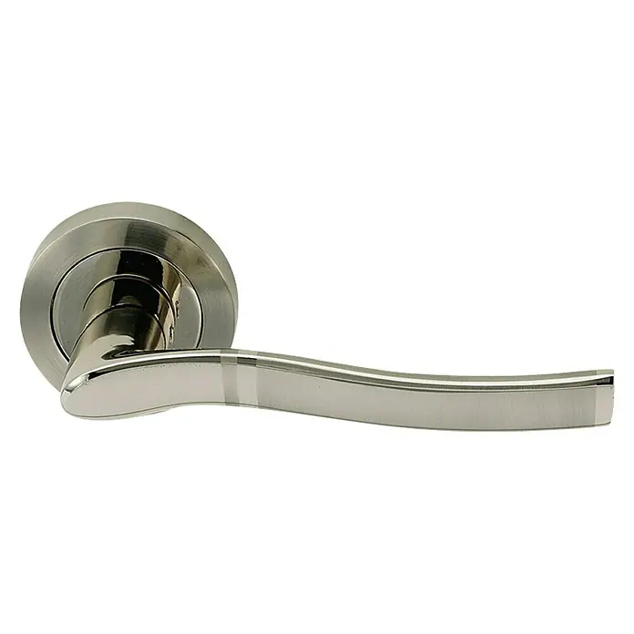 GDK Conjunto de picaporte A02-30 - Aluminio - Primer plano de una manija de puerta de níquel satinado con un diseño redondeado, ideal para hogares y oficinas modernas. Elegante y duradera.