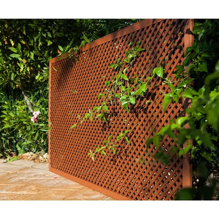 Celosía LOP - An x Al: 1 x 2 m, Marrón - Valla de privacidad marrón con listones y acentos verdes en el jardín, que ofrece privacidad y estructura.