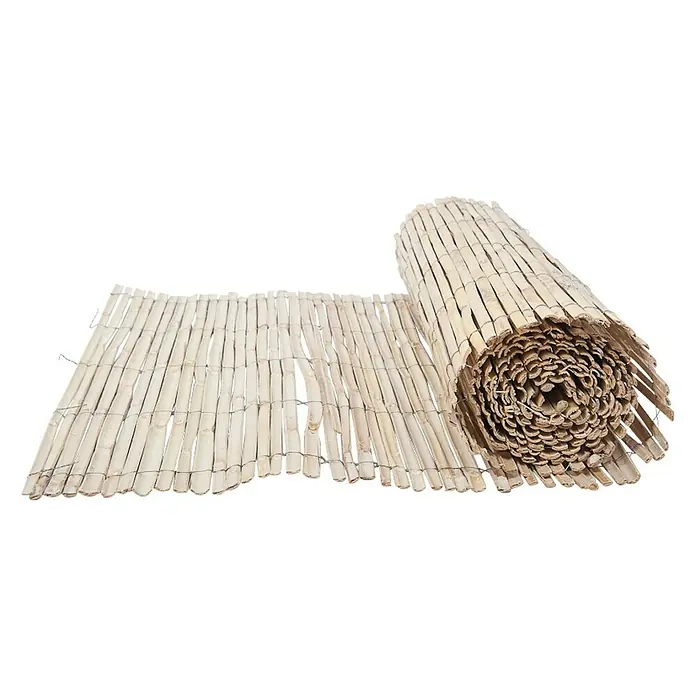 Faura Ocultación cañizo natural partido - L x Al: 5 x 1 m, Apto para: Ocultaciones - Primer plano de una estera de bambú enrollada, parcialmente desenrollada para mostrar su textura y material.