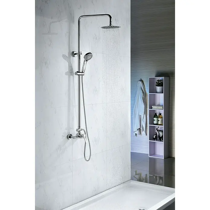 Camargue Sabati Sistema de ducha - Con grifo monomando, Cromo - Un baño moderno con un sistema de ducha cromado, que incluye tanto una ducha de lluvia superior como un rociador de mano para una experiencia lujosa.