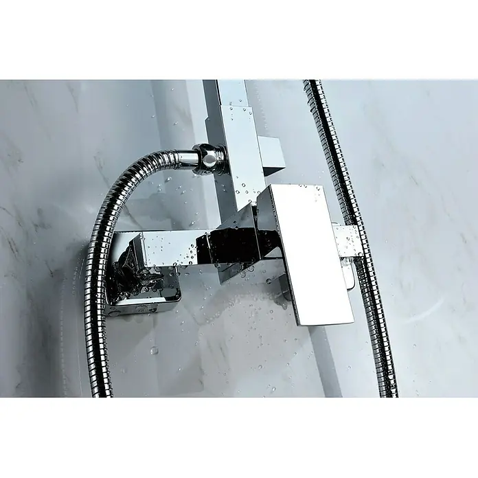 Imex Valencia Sistema de ducha - Con grifo monomando, Distancia entre orificios: 15 cm, Número de tipos de chorro: 1 ud., Cromo - Primer plano de un moderno grifo de ducha cromado cuadrado con manguera de ducha y gotas de agua.
