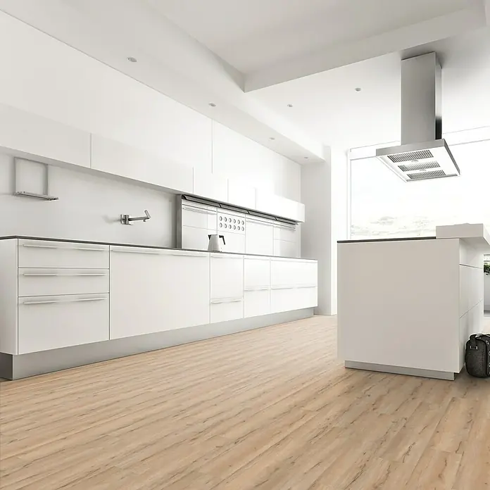 b!design Vinylbodenmuster Clic Woodlands - 280 x 160 x 3 mm, Landhausdiele - Helle Küche mit weißen Schränken, einer Insel und Holzböden, die ein modernes und sauberes Design präsentiert. Die Küchenausstattung ergänzt den Raum.