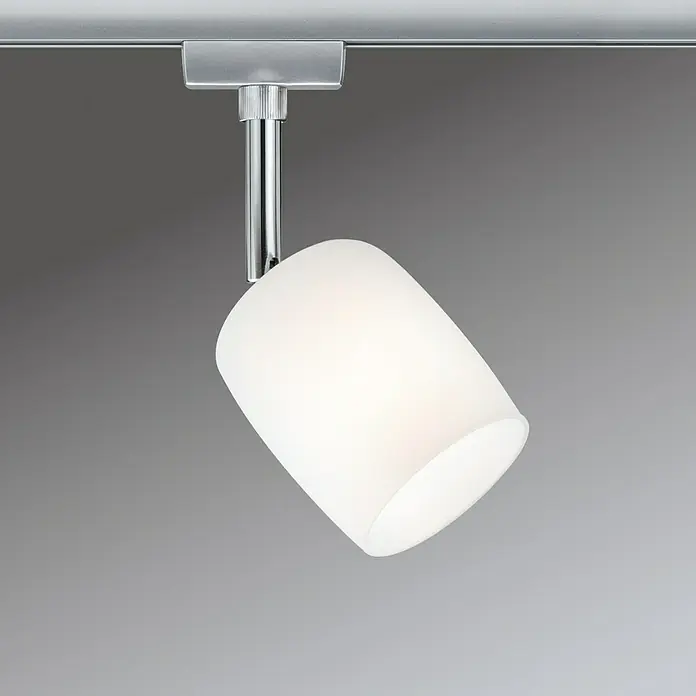 Paulmann URail LED-Spot Blossom10 W, Chrom matt, G9, 1 Stk. - Nahaufnahme einer schwenkbaren Chrom-Deckenleuchte mit zylindrischem, weißem Lampenschirm auf grauem Hintergrund.