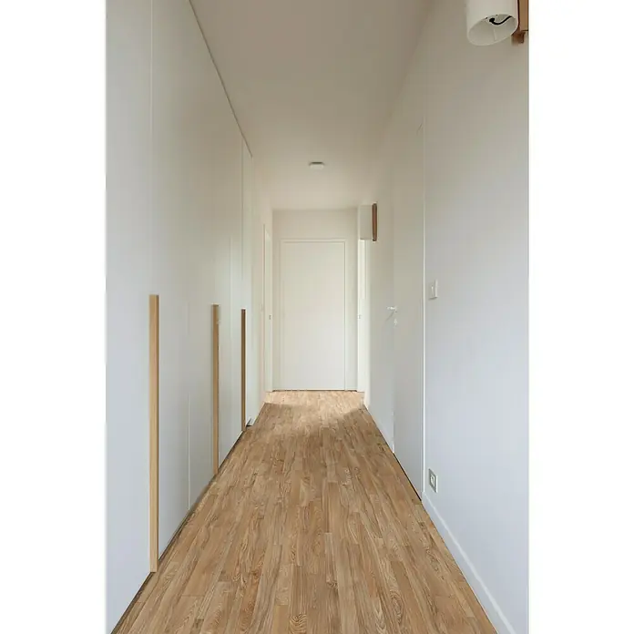 Beauflor PVC-Boden Meterware Tex-Style - 300 cm, Midland Oak, Natur - Heller Flur mit weißen Wänden, Holzboden und einem weißen Schrank mit hölzernen Griffen. Die Beleuchtung sorgt für eine warme Atmosphäre.