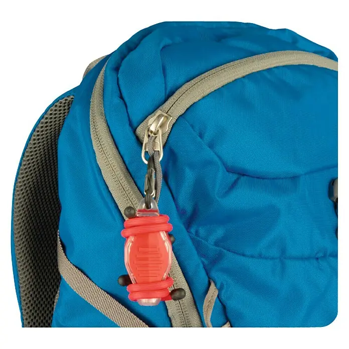 Nite Ize Linterna Buglit - Rojo - Primer plano de una mochila azul con una luz de seguridad LED cilíndrica roja unida a la cremallera.