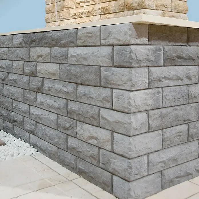 Revestimiento de piedra Cantabria - Gris, Cantidad total: 4 pzs. - Primer plano de una pared de bloques de piedra gris, que muestra una textura robusta y natural. Ideal para jardín o fachada.