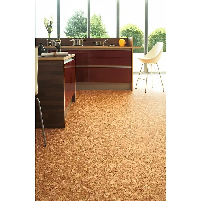 Beauflor PVC-Boden Meterware Plaza - 400 cm, Kyara, Braun - Dieses Bild zeigt einen Küchenboden mit einem natürlichen Korkboden, der sich durch sein einzigartiges Muster und warme Farbtöne auszeichnet.