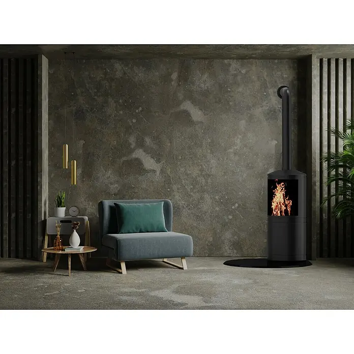 Valo Glasbodenplatte - 110 x 110 cm - Gemütliches Wohnzimmer mit einem modernen Kaminofen, der Wärme und Atmosphäre spendet. Einladende Sitzecke mit Sessel und Beistelltisch.