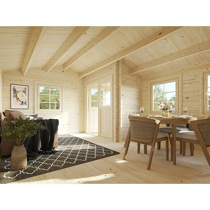 Palmako Caseta de jardín Susanna - Medidas ext. (An x Pr): 564 x 446 cm, Madera, Natural - Habitación de madera clara con mesa y sillas de comedor, una acogedora zona de estar y una elegante alfombra, creando un ambiente cálido.