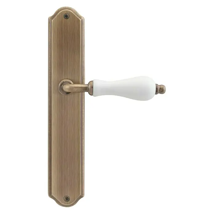 GDK Conjunto de picaporte Porcelana y cuero - Largo: 25,3 cm, Marrón, Alargado - Primer plano de un juego de manija de puerta de bronce con un elegante mango de porcelana blanca, que combina diseño clásico y funcionalidad.