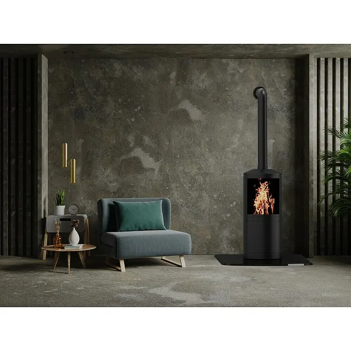 Valo Glasbodenplatte Segmentbogen - 100 x 120 cm, Schwarz - Ein modernes Wohnzimmer mit einem schwarzen Kaminofen, der ein warmes Feuer zeigt, neben einem grauen Sessel und einem Beistelltisch.