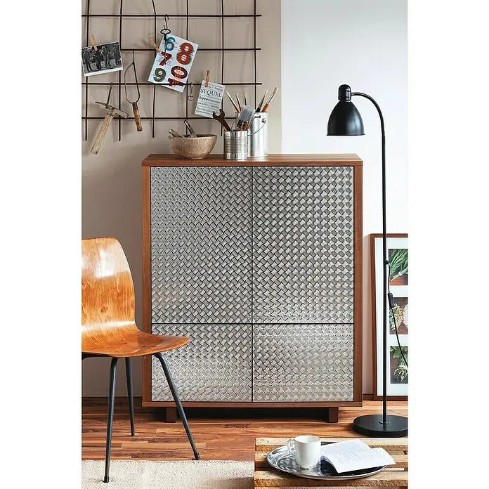 D-c-fix Riffeleffektfolie Riffelblech - 150 x 45 cm, Silber, Selbstklebend - Ein moderner Holzschrank mit auffälligen, silberfarbenen Metalltüren im Riffelblechdesign. Ein echter Hingucker für jedes Zimmer.