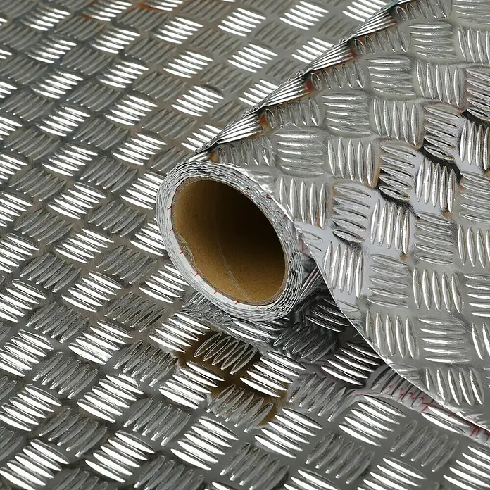D-c-fix Riffeleffektfolie Riffelblech - 150 x 45 cm, Silber, Selbstklebend - Bild einer Rolle silberfarbenen Riffelblechs, das sich über eine flache Oberfläche erstreckt und dessen Textur deutlich sichtbar ist.