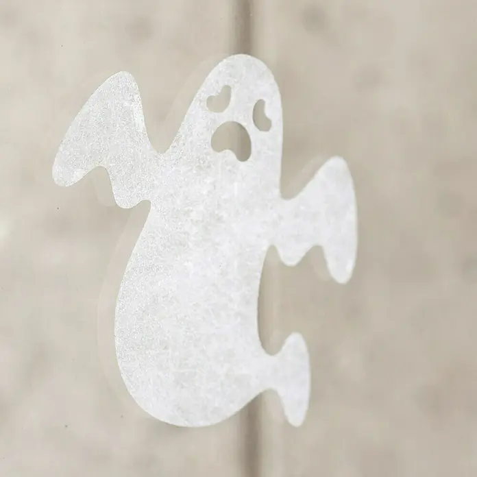 D-c-fix Static Premium Glasfolie Frost - 150 x 67,5 cm, Transluzent, Statisch haftend - Nahaufnahme eines weißen Halloween-Geistes, der an einer Wand befestigt ist und eine lustige und gruselige Atmosphäre erzeugt.