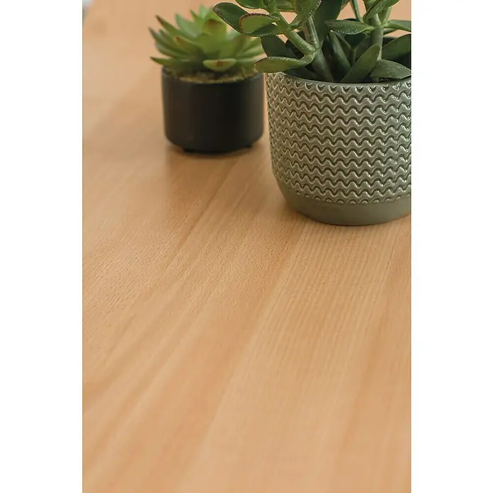 D-c-fix Holzoptikfolie Rotbuche - 210 x 90 cm, Rotbraun, Selbstklebend - Zwei kleine Topfpflanzen, eine mit Sukkulente im schwarzen Topf und eine mit Jadebaum im grauen Topf, stehen auf einem Holztisch.