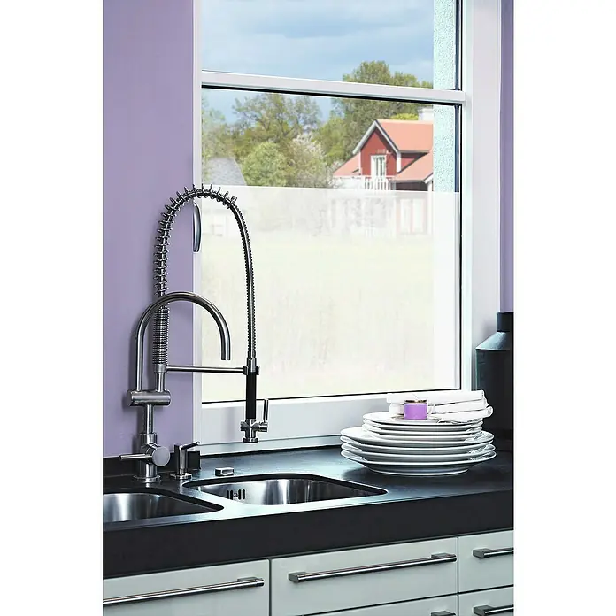 D-c-fix Glasfolie Opal - 200 x 45 cm, Transluzent, Selbstklebend - Ein moderner Küchenspültisch mit einem eleganten, gebogenen Wasserhahn und einer Ablagefläche mit Geschirr. Die Küche wirkt hell und einladend.