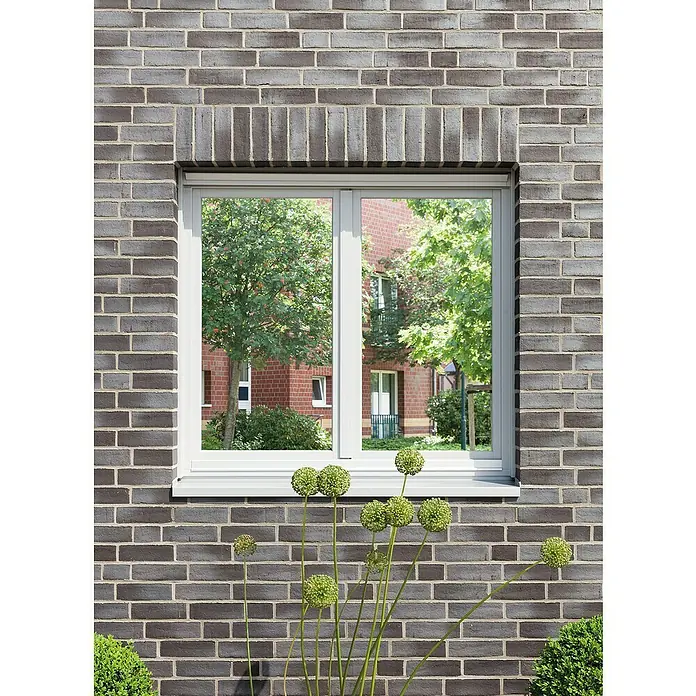 D-c-fix Spiegel-Sichtschutzfolie - 150 x 90 cm, Spiegeleffekt, Selbstklebend - Ein modernes Fenster mit schlanken, weißen Rahmen eingebettet in eine graue Backsteinmauer. Blumen im Vordergrund ergänzen das Erscheinungsbild.