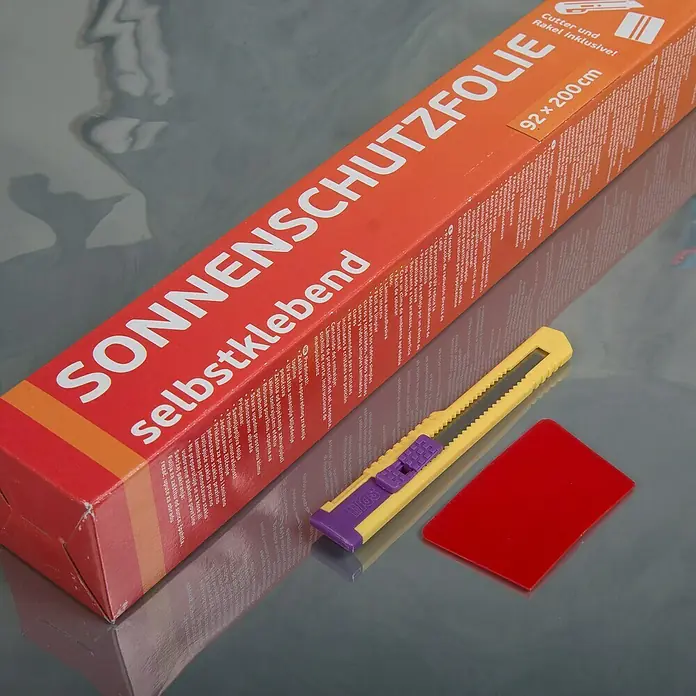 D-c-fix Sonnenschutzfolie - 200 x 92 cm, Mit UV-Schutz, Selbstklebend - Sonnenfolie selbstklebend: Sonnenschutzfolie 92x200 cm mit Cutter und Rakel inklusive. Für Fenster und Glasflächen.