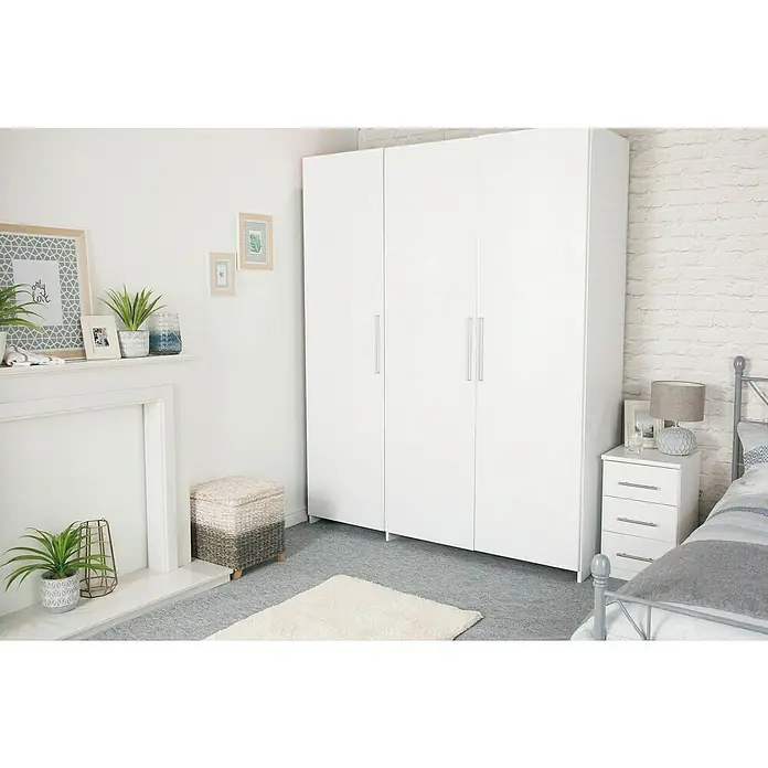 D-c-fix Klebefolie Uni Lack - 200 x 67,5 cm, Weiß, Selbstklebend - Ein geräumiger, weißer Kleiderschrank mit vier Türen steht in einem hellen, modernen Schlafzimmer und bietet viel Stauraum.
