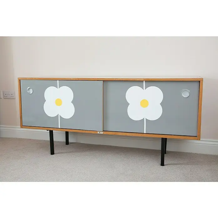 D-c-fix Klebefolie Uni Lack - 200 x 67,5 cm, Weiß, Selbstklebend - Schrank mit Schiebetüren, hellgrauer Oberfläche und floralem Design, das jedem Raum einen Hauch von skandinavischem Stil verleiht.